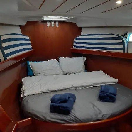 Bateau-hôtel Erima *