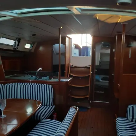 Botel Erima *