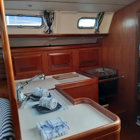 Botel Erima *